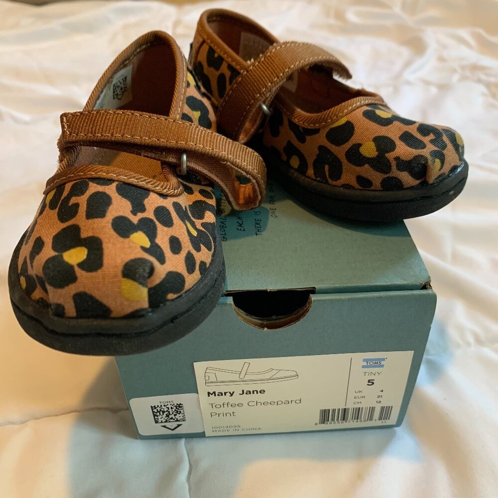 TOMS Tiny Mary Janes in Toffee Cheepard Leopard print! VGUC w/ box sz5